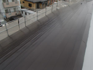 トタン屋根 北面 上塗り1回目完了
