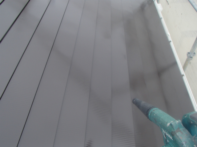 ブロワー清掃　トタン屋根