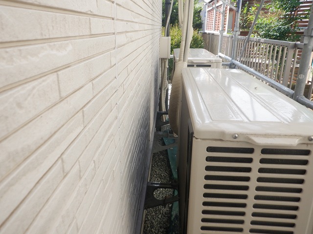 移動前の外壁際にあるエアコン室外機