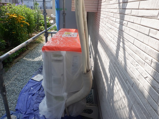 壁から離して養生したエアコン室外機