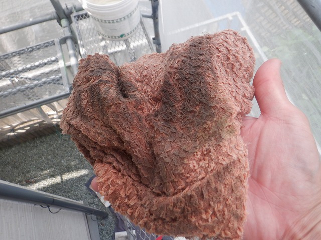 軒樋の汚れが付着した水拭き後のウエス