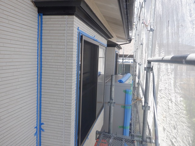 窓廻りと外壁の入り隅を養生した様子