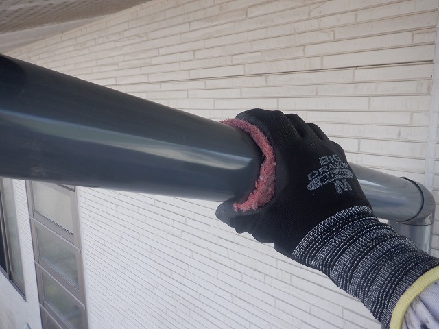 ケンマロンで雨樋を目粗ししている様子