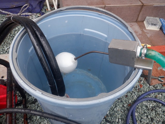 給水用の容器に取り付けたフロート弁