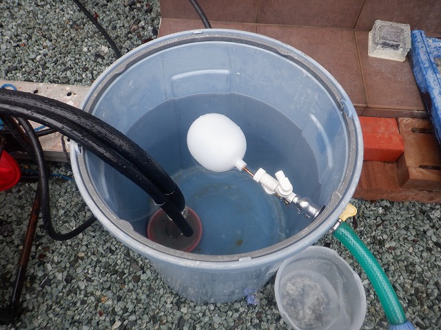 高圧洗浄機の給水容器に取り付けたフロート弁