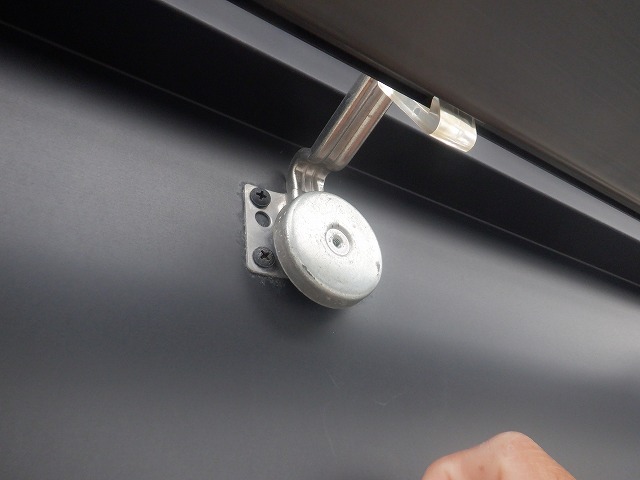雨樋の吊り金具に付着した磁石
