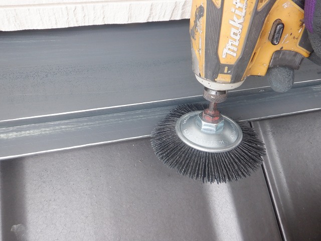 エヌグリットで雨押え板金をケレンしている様子