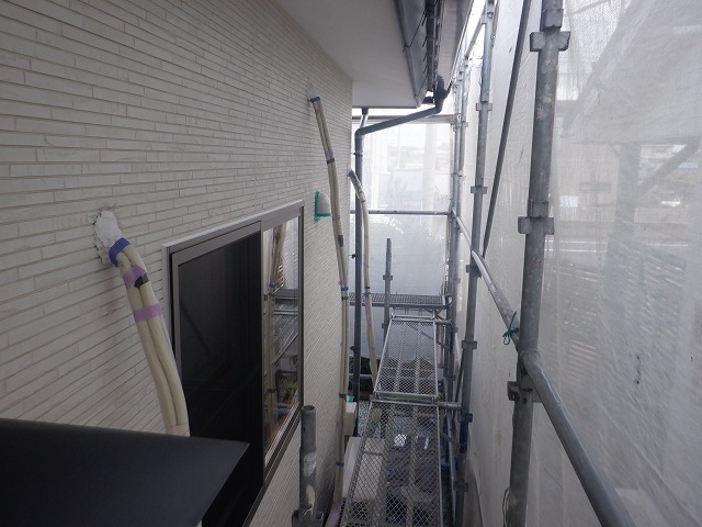 養生を進めた外壁と足場