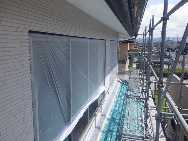 マスカーで養生した南面の窓
