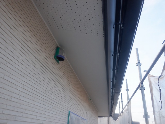 塗装が完了した東・北面の軒天