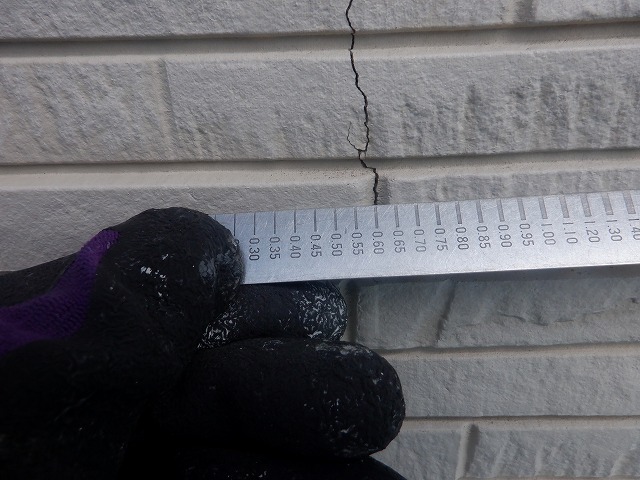2階南面の外壁に発生したひび割れ