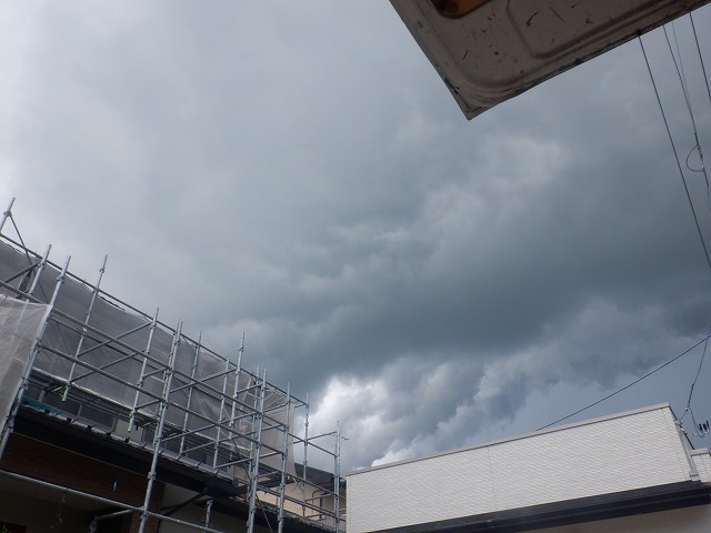 13時ごろに広がった黒い雨雲