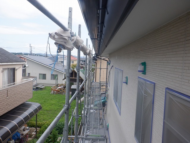 台風に備えて畳んだ足場のメッシュシート