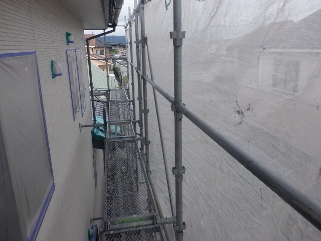 台風対策で畳んでいた足場のメッシュシートを復旧した様子