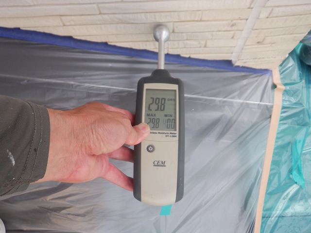 東面北側の外壁で含水率を測定している様子