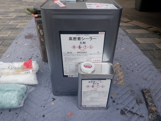 外壁の下塗りに使用する水谷ペイントの高密着シーラー