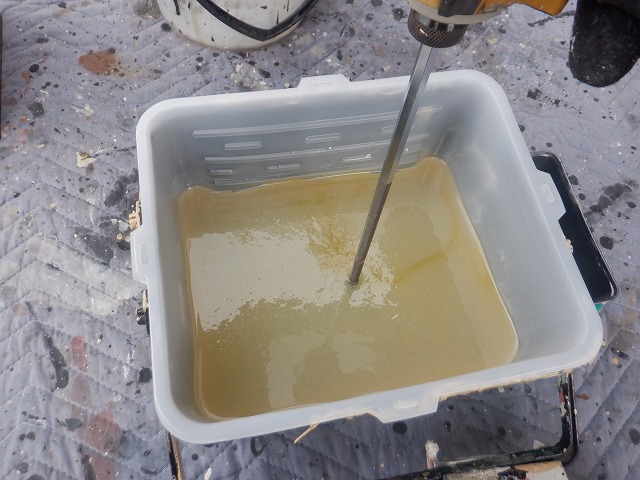 高密着シーラーの主剤と硬化剤を混合する前の状態
