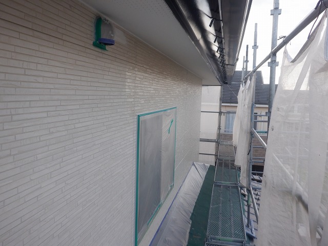 高密着シーラーの下塗りを進めた外壁