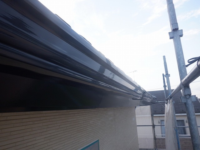 塗装が完了した2階と1階北面の軒樋