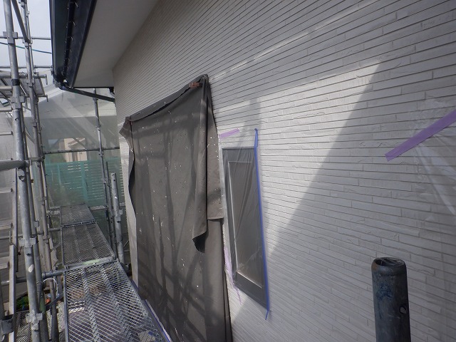 布シートで窓周辺を簡易養生した様子