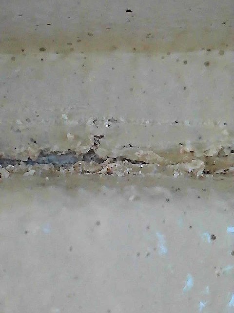 デジタル顕微鏡で確認したリフティング部分の既存塗膜