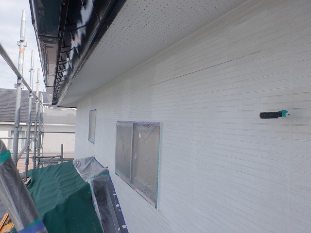 軒天と外壁の取り合いなど細部を塗装した2階外壁