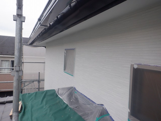 上塗りを進めた2階西面の外壁