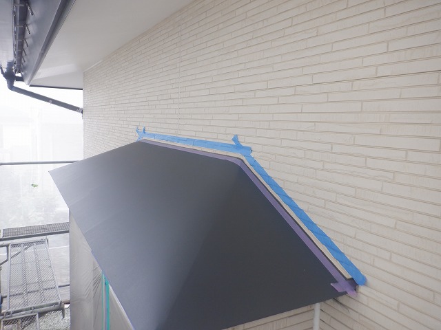 外壁と霧除けの取り合いをシーリング施工するため養生した様子