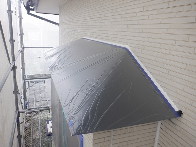 霧除けをビニールで養生した様子