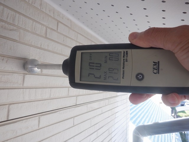 軒下の外壁を水分計で測定した数値