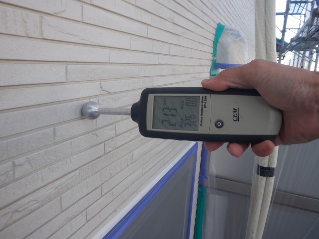 北面外壁の水分を確認している様子