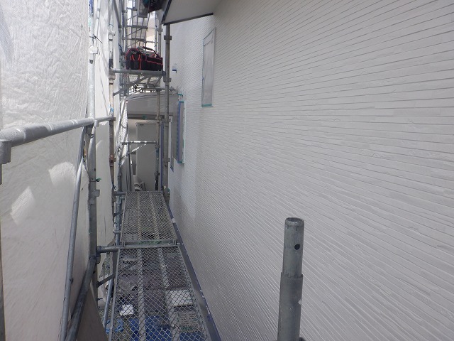 上塗り1回目を進めた北面の外壁