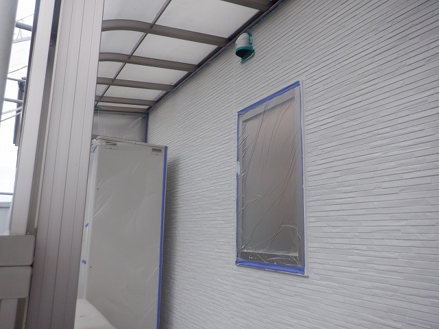 屋根がかかっている部分の北面外壁