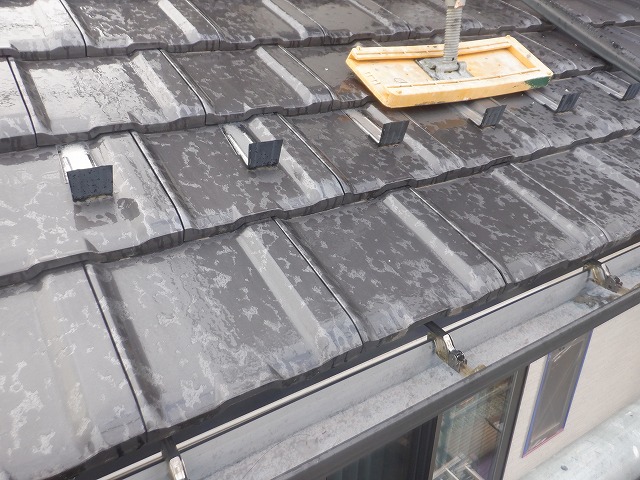 作業中に雨が降ってきた様子
