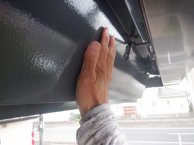 雨が降った後の鼻隠し板の塗膜