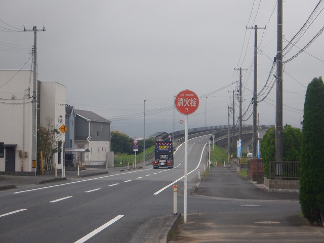 雨樋や雨押え板金を水拭きしている様子