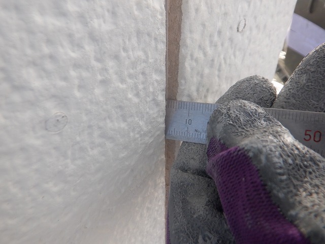 目地底から外壁表面までの深さを確認