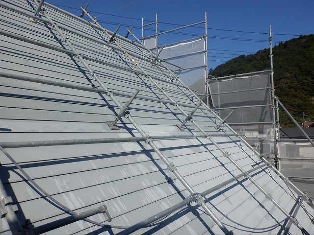 東面のトタン屋根で下地処理を再開した様子