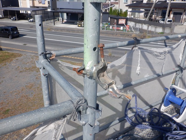 作業の妨げになる足場のクランプを撤去している様子