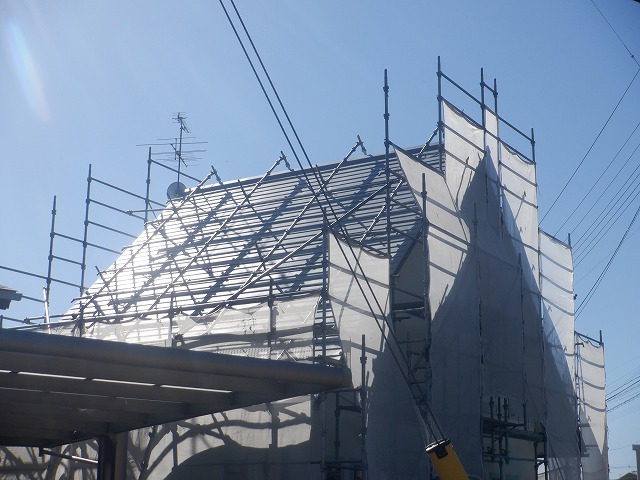 下地処理が完了した東面のトタン屋根