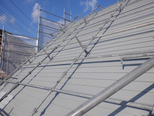 下地処理を進めた西面のトタン屋根