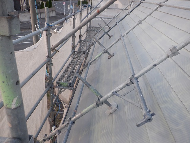 下地処理が3枚残った西面のトタン屋根