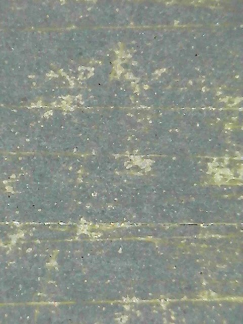 トタン屋根の広い面の下地処理後をデジタル顕微鏡で撮影した様子