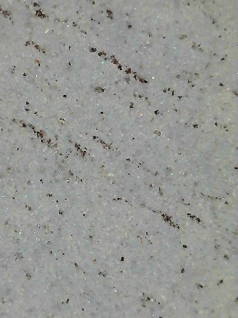 トタン屋根の広い面の下地処理前をデジタル顕微鏡で撮影した様子