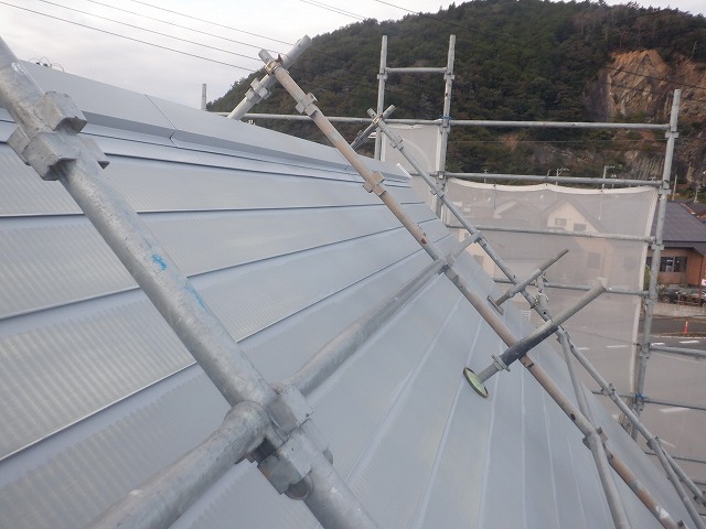 ハゼ部分の錆止め塗装が完了したトタン屋根