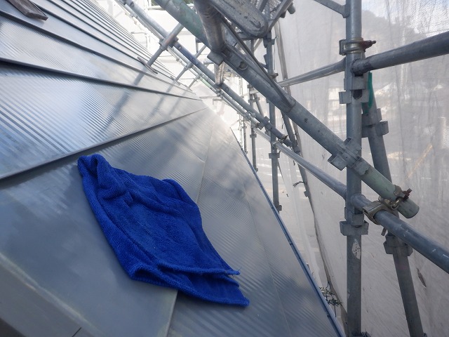 水拭きが完了したトタン屋根