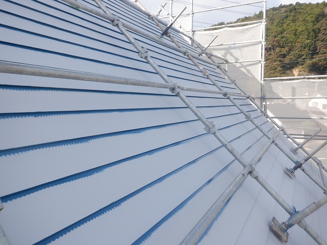 トタン屋根のローラーで塗りにくい部分を刷毛で上塗り
